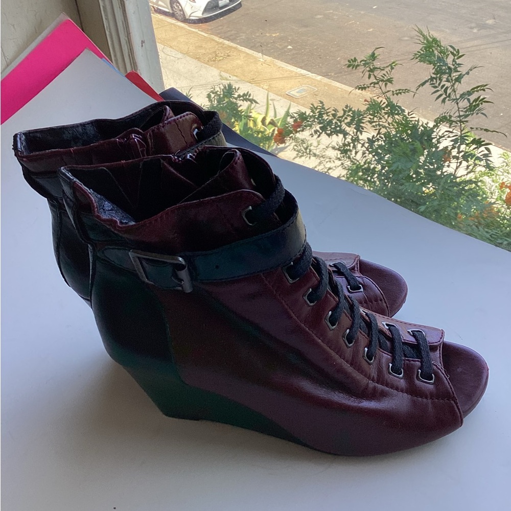 Vince Camuto wedege peek-a-boo booties